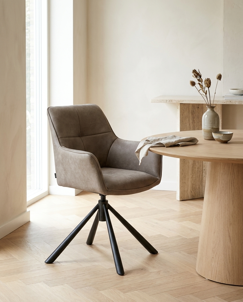 Eetkamerstoel Rapid Microleder Taupe sfeerfoto in lichte eetkamer met eikenhouten visgraatvloer en travertijnen tafel